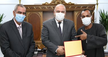 محافظ قنا يكرم صاحب تريند "الطفاية دى" لمشاركته الفعالة فى معرض تراثنا