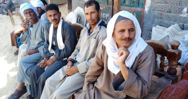 ليلة بكت فيها قرية عرب أبو كريم بأسيوط.. سرادقات العزاء فى كل مكان على ضحايا حادث الطريق الأوسطى بالقاهرة.. و8 أشخاص ضحايا من قرية واحدة بينهم شقيقان وأبناء عمومة.. والمحافظ يشارك فى تشييع الجثامين بمسقط رأسهم
