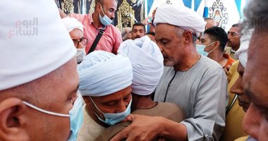 الكفن ينهى خصومة ثأرية بين عائلتى "آل عايد" و"آل بكار" بمدينة إسنا.. فيديو