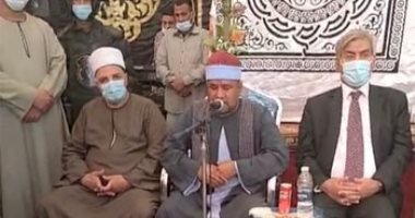 لحظة تقديم كفن لإنهاء خلافات ثأرية بين عائلتين فى الأقصر.. فيديو وصور