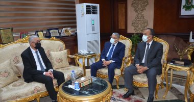 محافظ المنيا يستقبل نقيب الأطباء بالمحافظة عقب انتخابات التجديد النصفى للنقابة