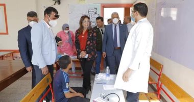 محافظ دمياط تتفقد قافلة طبية مجانية بقرية الخياطة ..صور