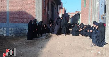 الحزن يخيم على قرية دلجا بالمنيا.. مصرع أسرة بالكامل فى حادث الأوسطى.. وفاة أب وابنته وحفيديه فى الميكروباص.. أسرة سافرت لإتمام حفل زفاف راحت ضحية الحادث.. وقرية عرب أبو كريم بأسيوط تودع 7 من أبنائها.. فيديو
