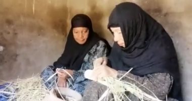 قرية الأعلام بالفيوم بلا بطالة.. السيدات يغزلن من جريد النخل منتجات الخوص "فيديو"
