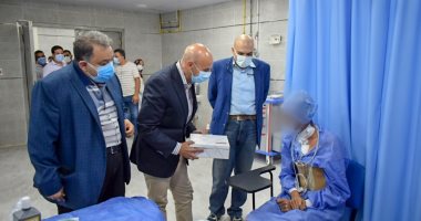 وكيل "صحة الشرقية" يطمئن على حالة أول مريض قلب مفتوح بمستشفى الزقازيق العام
