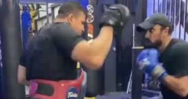 أحمد العوضى يستعرض لياقته فى تدريبات الـ"كيك بوكس".. فيديو