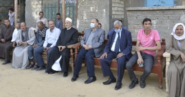 محافظ أسيوط يشارك فى تشييع جثامين ضحايا حادث الطريق الأوسطى.. صور