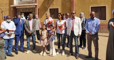 ممثلة صندوق الأمم المتحدة بمصر فى زيارة لمركز شباب الحسينات بالأقصر.. صور