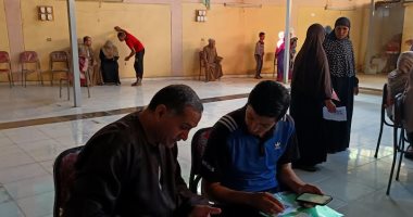المواطنون يتوافدون أمام المساجد لتلقى لقاح كورونا بالمنوفية.. فيديو