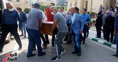 تلاميذ وأصدقاء المفكر الكبير حسن حنفى يشيعون جثمانه.. فيديو وصور