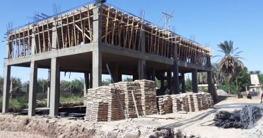 حياة كريمة تحول أحلام البسطاء إلى واقع.. معدلات تنفيذ عالية بمشروعات الصرف الصحى فى أسوان وفقا للمعايير القياسية.. وقرب انطلاق أعمال الرصف بإدفو.. وتلافى أى مشكلات قد تظهر أثناء تنفيذ المشروعات