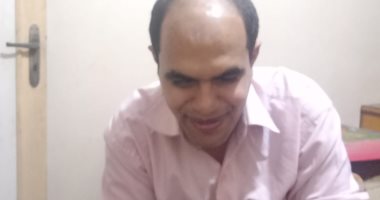"الميه رجعت لمجاريها".. كفيف يعود لحضن أهله بعد غياب 21 عاما.. محمد يروى رحلة الخوف والجوع.. ويؤكد: عشت حياة صعبة مليئة بالجوع وعدم الراحة.. سيدة إسكندرانية ساعدتنى.. وهذه أسباب هروبى من البيت.. فيديو وصور