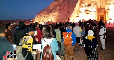 بث مباشر.. توافد السائحين على معبد أبو سمبل لمشاهدة "تعامد الشمس" (فيديو وصور)