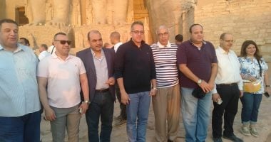 العنانى ورؤساء تحرير الصحف المصرية وسفراء دول أجنبية يشهدون تعامد الشمس بأبوسمبل.. صور
