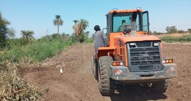 استمرار أعمال إزالة التعديات بمدينة الزينية شمال الأقصر.. صور