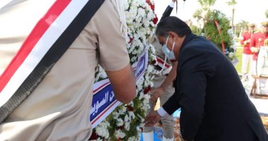 وضع أكاليل الزهور على النصب التذكارى بمناسبة عيد السويس القومى.. صور