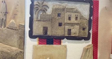 بيعمل من الفسيخ شربات.. عادل يوثق التراث المصرى بمخلفات جذوع النخيل ويحلم بالعالمية