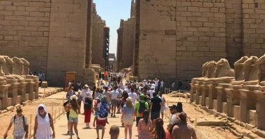سياح العالم يتوافدون على معبد الكرنك بالأقصر للاستمتاع بدفء الشتاء في أحضان حضارة الفراعنة