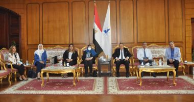 رئيس جامعة كفر الشيخ يستقبل لجنة تقييم واعتماد بنك الدم بالمستشفى الجامعى