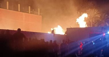 حريق فى مصنع أثاث بمنطقة السنانية بدمياط.. والحماية المدنية تدفع بسيارات للإطفاء.. فيديو