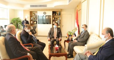 رئيس الجامعة الأمريكية لوزير التعليم العالى: زيادة المنح الدراسية للمتفوقين