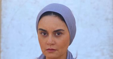 رشا مهدى ربة منزل تعانى من أزمات زوجها المدمن فى حدوتة "لحظة ضعف"