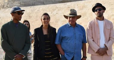 زاهى حواس فى جولة مع فنانين عالميين بالأهرامات على هامش معرض فنى.. صور