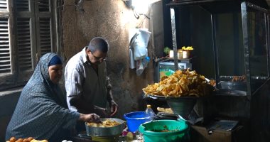 حكاية كفاح بعد سن الـ 60.. الست نادية وعم على وكفاح السندوتشات
