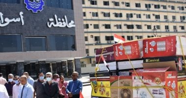 محافظ أسوان يهدى 100 مروحة بمبادرة "مروحة الخير" لتجهيز المدارس الأكثر احتياجاً