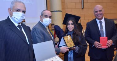 وزير الطيران يكرم الطلاب المتفوقين من أبناء العاملين بالوزارة.. صور
