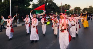 فرق مهرجان الإسماعيلية الدولى للفنون الشعبية تطوف شوارع المحافظة.. لايف وصور