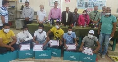 حفل تخرج فصول "التركيبات الكهربية وشبكات المياه والصرف" بمدرسة العديسات.. صور