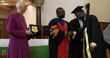 الكنيسة الأسقفية تحتفل بتخريج 26 طالبًا سودانيًا من الجامعات المصرية.. صور