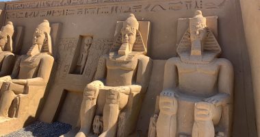 متحف الرمال بالغردقة مقصدا سياحيا.. يضم تماثيل وشخصيات تاريخية وأسطورية مصنوعة من الرمال.. نابليون بونابرت وكليوباترا وأبوالهول أبرزها.. وشارك فى نحتها 42 نحاتا عالميا واستخدموا 15 ألف طن مياه.. فيديو