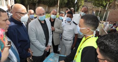 محافظ بني سويف يتفقد حملة التطعيم بلقاح كورونا بمركز شباب الواسطى 