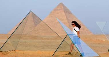 أحضان الفراعنة تبهر العالم.. مصر تطلق أول معرض دولى للفنون على أرض الأهرامات