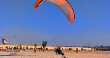 رياضيون دوليون فى سماء الأقصر بسباقات "الباراموتور" والمظلات الجوية.. صور