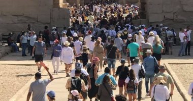 صورة اليوم.. إقبال سياحى عظيم للاستمتاع بسحر الحضارة فى معابد الكرنك بالأقصر