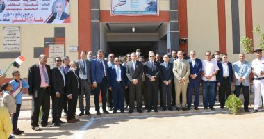 محافظ سوهاج يتفقد مدرسة "سفلاق الرسمية لغات" ويتابع انتظام الدراسة.. صور