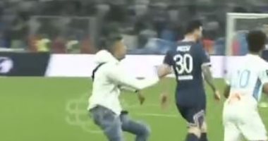لحظة اقتحام مشجع الملعب وحرمان ميسى من تسجيل هدف فى شبابك مارسيليا.. فيديو