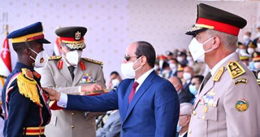 الرئيس السيسى يشهد حفل تخرج دفعة جديدة من طلبة الكليات العسكرية ويمنح الأوائل نوط الواجب العسكرى
