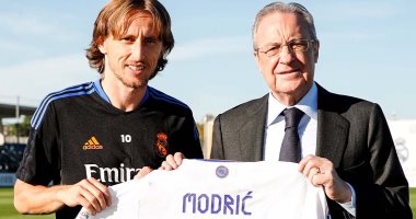 مودريتش يتسلم قميصا تذكاريا بمناسبة مباراته الـ400 مع الريال
