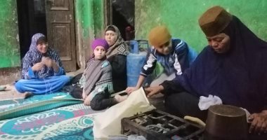 سيدات السنباط بالفيوم يُعلن "قريتهن بلا بطالة".. ويغزلن وبر الإبل وصوف الخروف لإحياء مهنة الجدات.. ويؤكدن: "مابنحبش الإيد البطالة وبنعلم بناتنا الصغيرين يشتغلوا بعد المدرسة".. صور
