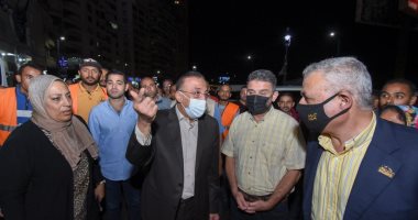 صور.. محافظ الإسكندرية يقود حملة مكبرة لإزالة فوضى الإعلانات المخالفة بالكورنيش