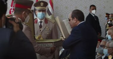 الرئيس السيسى يشهد حفل تخرج دفعة جديدة من طلبة الكليات العسكرية ويمنح الأوائل نوط الواجب العسكرى.. الطلبة يستعرضون فنون القتال ويشكلون بأجسامهم "قوة الردع..مقاتلو المستقبل يرددون السلام لأرواح الشهداء