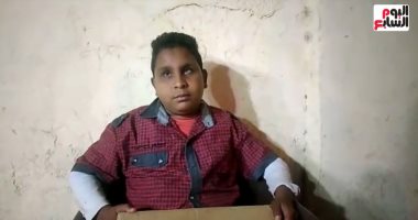 "الشوكلاتة دى.. البياع بتاعها أجدع بياع" مصطفى أشهر بائع كفيف بقطارات الصعيد