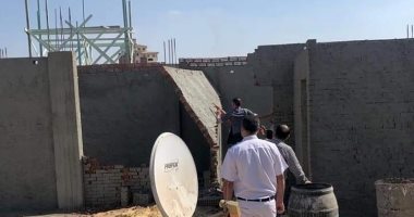 إيقاف الأعمال وإزالة أعمدة الدور السادس لعقار مخالف بحى غرب المنصورة.. صور