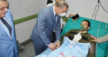 محافظ سوهاج ومدير الأمن يطمئنان على نقيب شرطة أصيب بطلق نارى بحملة أمنية ..صور