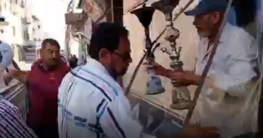 ضبط تلاميذ هاربين فى مقاهى لتناول الشيشة ولعب الدومينو بالدقهلية.. فيديو