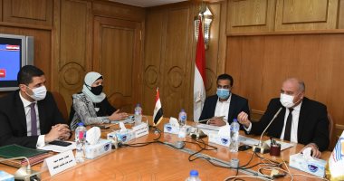 محافظ قنا يعقد اجتماعا موسعا لمتابعة تنفيذ مشروعات "حياة كريمة" بقرى قنا